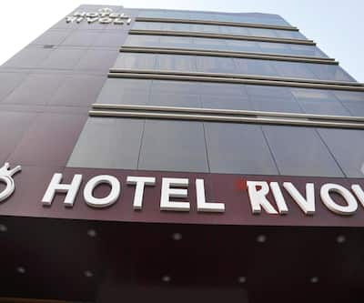 https://imgcld.yatra.com/ytimages/image/upload/t_hotel_yatra_city_desktop/v1446098093/Domestic Hotels/Hotels_Rohtak/Hotel Rivoli/FACADE.jpg